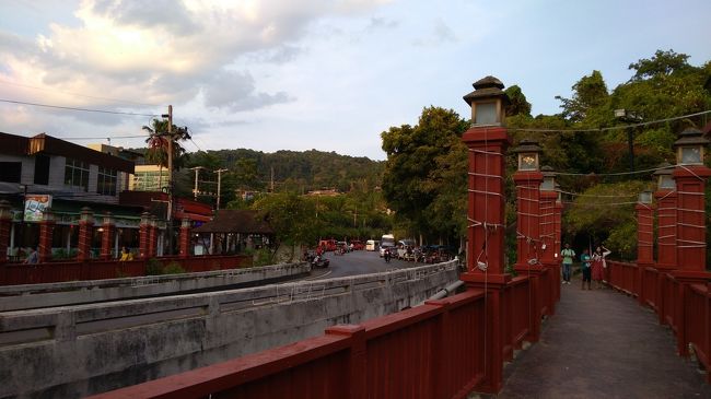 先輩たちが泊まっているホテルの、ノッパラタ？ビーチのほうへ向かって小さな橋を渡ります。この先がビーチ。