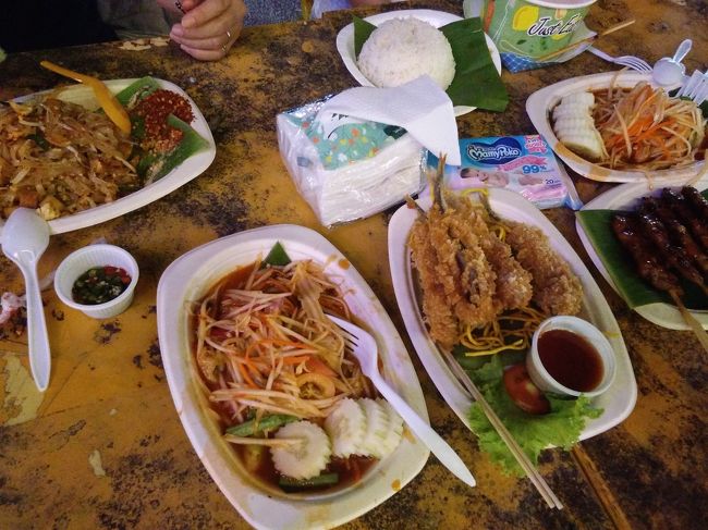 早いもので最後の晩餐。いつもと特に変わりません。パパイヤサラダがかぶっちゃいました。シシャモのフライ。別にクラビで食べなくてもいいんだけど、妻が肉より魚好みなので買ってみました。みんなの評判はよし。