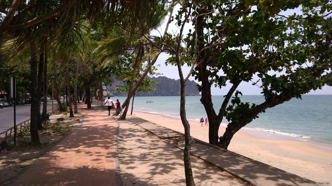 最終日は、夜の便なので日中ぶらぶらして、マッサージに行って時間を過ごします。結局この日もランチを4人で一緒に。バーガーキングで2時間くらい歓談です。実はこの食事が一番高くついた感じ。またいつかリゾートでの再会を誓ってお別れです。お疲れさまー。先輩、誘ってくれてありがとー。