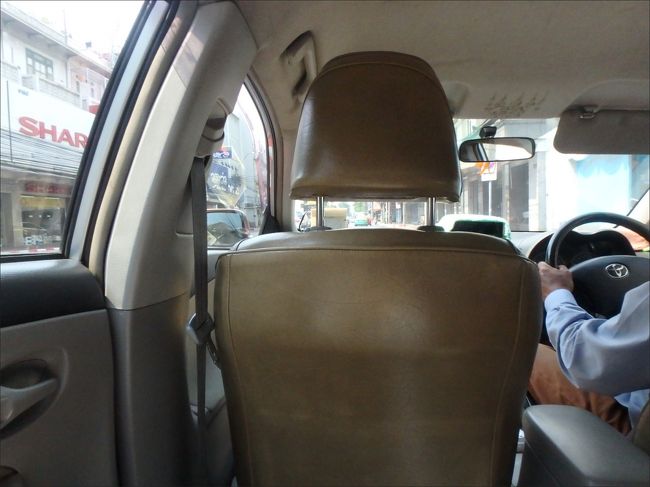 14:15<br /><br />サラチャルームクルン ロイヤルシアターでKHONを観劇したあと、<br /><br />パーフラット市場の近くを、あてどなく彷徨い歩いてるうちにランチも食べ損ねちゃって、<br /><br />時間も中途半端になってきてしまったことから、とりあえずマンダリン オリエンタルに行ってアフタヌーンティーにしよう、と思い、タクシーに飛び乗ったのはいいものの、<br /><br />こちらのドライバーのオジサン、私が何度も何度も「 "マンダリン" オリエンタルね、あの川沿いの、と言って、Googlemapまで見せているのに、<br /><br />「了解っ！ "オリエンタルホテル" に行きたいんだろう？ 分かってるから大丈夫さー！」と、その都度自信満々で、<br /><br />な～んか嫌な予感するなぁ・・と思っていたところ、<br /><br />案の定、チャイナタウンにある "オリエンタルホテル" という小さなシティホみたいな宿へ連れてってくれました。 (>_<)<br /><br />タクシーのドアを開けてくれようとする "オリエンタルホテル"のドアマンに、違うの違うの！と、英語で事情を説明し、そのドアマンがドライバーにタイ語で説明してくれて、やっとどうにか分かってもらえました。。