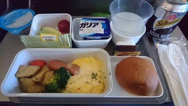 機内で朝食。