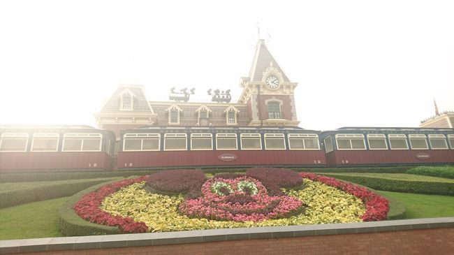 チョンキンマンショで両替して、地下道で尖東まで歩いてMTRに乗り、香港ディズニーランドに到着！