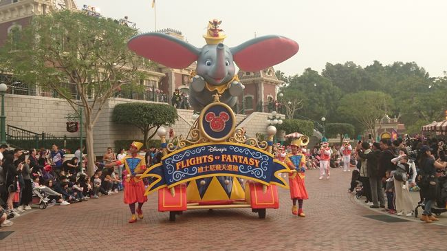 入ったら昼のパレード中。<br />なんとなく空気が悪い気が。。。