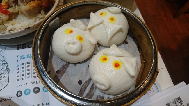 お店の売りはこのカスタード饅。<br />ぶたさんの鼻の穴にえいっと箸をさすと。。(笑)<br /><br />カスタードがとろっと出てきます。