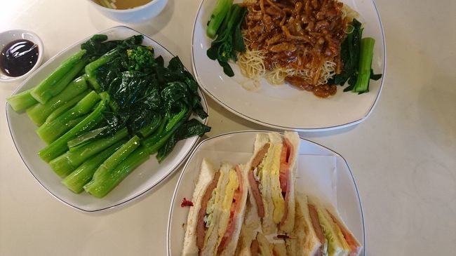 私がパン、妹が麺。<br />野菜も頼もうって言ったらこんな量になってしまった。