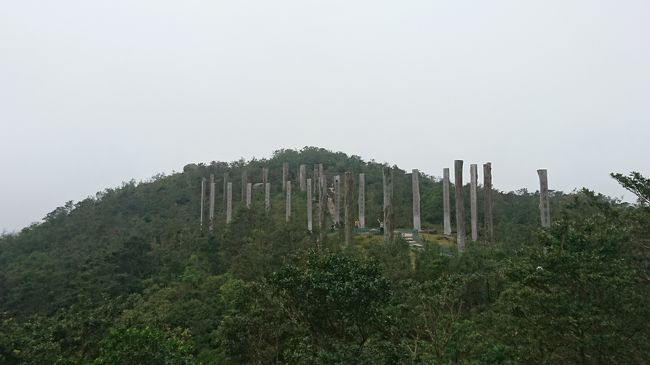 山の中の整備された所をぐんぐん進むと見えてきます。