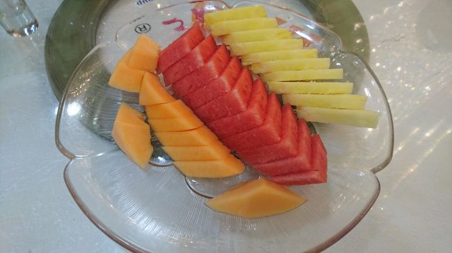 このあとエビマヨや鶏やスープなどなど色々出て来ました。<br />コースだと何人分でいくらというパッケージのいうな値段設定でした。(このあとの台湾でも経験しました！)<br /><br />最後にフルーツ。お腹いっぱい！