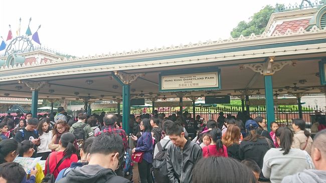 3日目この日は丸1日ディズニー。<br />開園前の9:45頃ゲートに到着！<br /><br />私は年パス、妹は2DAYSチケットがあるので、チケットカウンターはスルー。<br /><br />香港の2DAYSは隣り合った日ではなく7日間の内に2日という使いやすいチケットです。