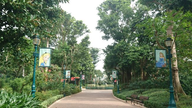 こんな道を歩くとディズニーランドホテルに到着。<br /><br />ランドホテルまでは10分強で歩けます。<br />駅からバスに乗るより大人だけなら早いです。<br />他の2つのホテルは駅からシャトルバスがいいかな。