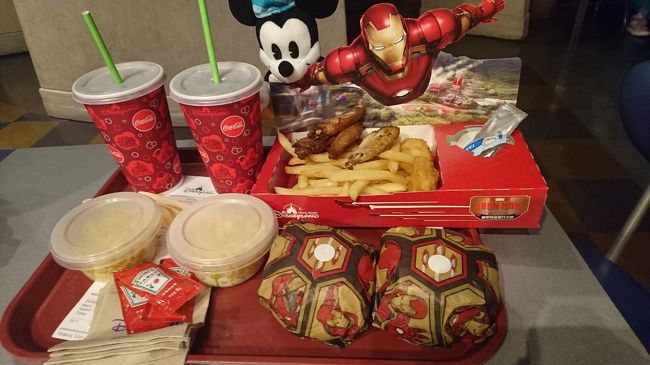 アトラクションはグリズリーガルチのコースターだけ乗って満足し、夕飯はハンバーガー。<br />これは2人用のセットメニュー。<br />これにも年パス割引は適用されます。<br />(割引の％は年パスの種類や時期によって異なります)