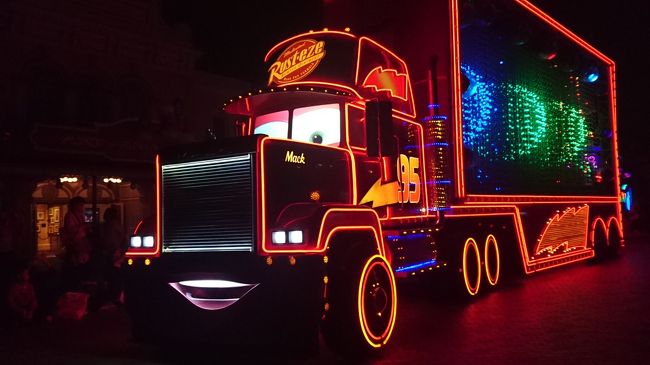 夜のパレード。<br />暗くて写真が上手く撮れない。。<br />のでパークを出ようとしたら通路がなく、結局終了まで動けず。。