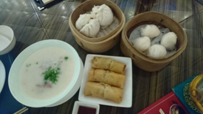 朝飲茶。<br />お粥がとっても美味しかったし、飲茶の種類も豊富！