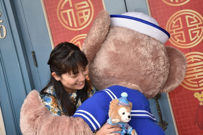 ダッフィー♪<br />一人ずつハグしてくれたり、一人ずつ写真を撮ってくれたり並んだ時間を忘れちゃうくらいの大サービス！<br />(並んでも30分くらいですが)