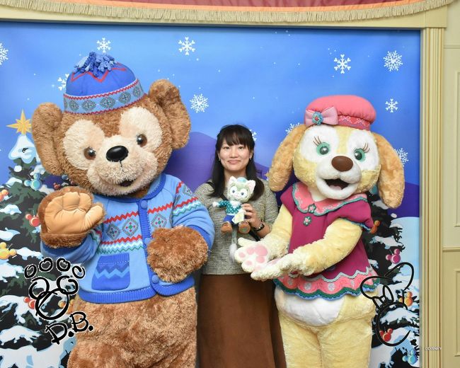 ダッフィーと香港にいるクッキー<br />このフォトブースは照明が暗め。<br />クッキーちゃん、ジェラトーニのぬいぐるみをアピールしてくれています☆