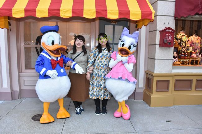 1枚撮って退散しようと間違えたドナルドに、カメラマンさんが「まだだよ～」と言ったのでこんな姿のドナルドになりました(笑)