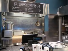 事前にネットで調べたところ、セブンイレブンでプリペイドSIMカードを買えるという記事を複数読んだので、「旅行者用のSIMカードください」と店員さんに申し出るも3軒で「うちにはない」と言われました。。。

中央駅で携帯電話のお店っぽいカウンターを見つけたので、同じく尋ねたところ「もう18時だからアクティベートできない。月曜に来い」と言われました。土曜の18時は多くのお店が閉まる時間のようでした。

あきらめて、晩ごはんを求めてFiskerietでスープをテイクアウトすることにしました。