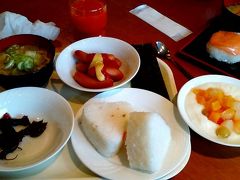 次の日の朝はビジネスホテルの朝食バイキングです。名物鱒寿司もあります。