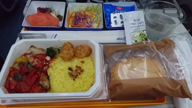 羽田→香港、ANAの機内食。<br />出発は午前便にして、帰りが深夜便の2泊4日。
