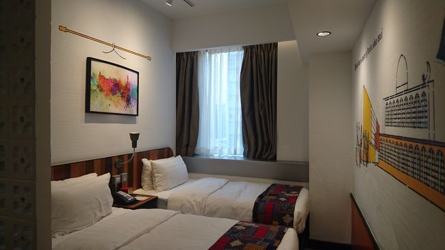 入り口を挟んで奥がベット。