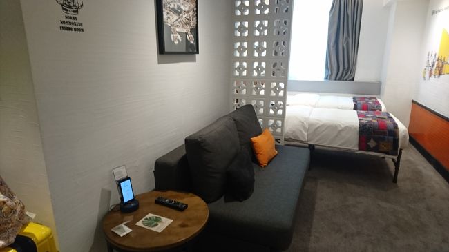 入ってすぐの部屋の真ん中にソファー。