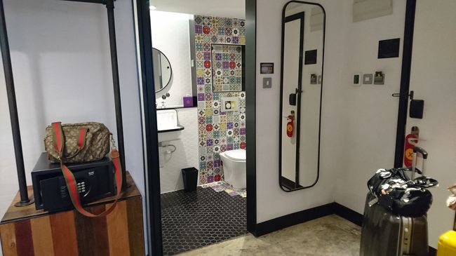 手前にバスルーム。<br />バスルームのタイルもすごく可愛い！