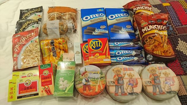 食後アイスクエアの下のスーパーとドラックストアにてお買い物。<br />海外のスーパーって目新しい物をばかりでどれも気になる～