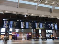 日曜朝8時過ぎのオスロ中央駅。人はたくさんいますが、やはりお店はほとんど開いていません。コンビニくらい。

これからベルゲン行きの特急に乗って、ミュールダール駅まで行きます。
日本の旅行会社ベルトラさんでノルウェーナットシェルという必要なチケットが全部セットになったものを購入済なので、駅では切符を買っていません。