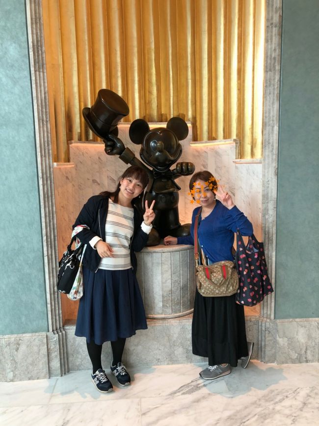 お部屋にはまだ入れないので、荷物を預けて少し散策♪<br />ミッキーの像があって、テンションがあがる！！