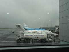 アムステルダム空港に到着。
雨。
乗り継ぎも結構移動に時間がかかり、
ギリギリでした。
予想より広いアムステルダム空港。
ゲートが沢山。
