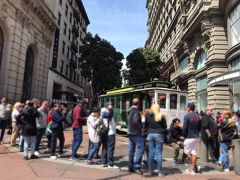 最後の目的地はケーブルカーの発着駅のパウエルストリート駅。

ケーブルカーに乗車するお客さんで大行列が出来ていました。