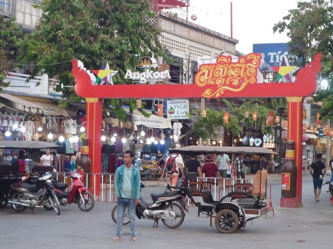 アンコールナイトマーケット、まだ明るいので人通りはまばら。<br />