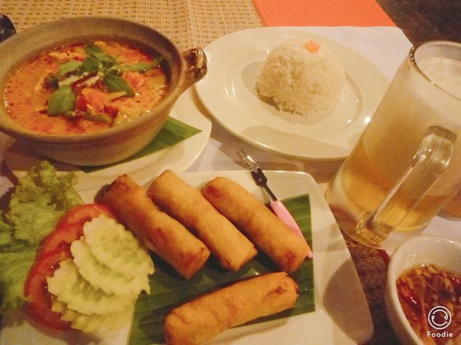夕食は、口コミで美味しいとあっあので、宿でたべましした。<br />上はカンボジア風カレーライス、揚げ春巻きとカンコールビール。<br />特に、カレーは香草とココナッツミルクの相性が抜群で美味だった。<br /><br />夜は、無料マッサージを1時間しておやすみなさい。<br />
