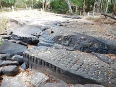 クバール・スピアン、乾季のため川の水は干上がっています。川底に彫られた遺跡を観察するには絶好のような、水がなければ単なる規模の小さな遺跡にすぎないような。