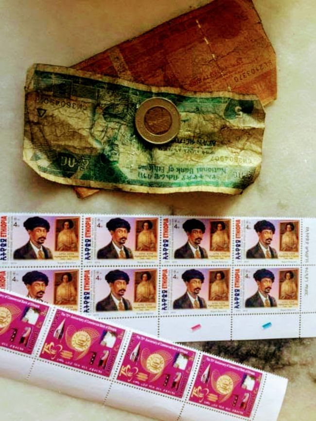日本の 友人たち へ  絵ハガキ を  出す為に ～   ボロボロ の  ブル札 で、 切手を  買う。    日本 までは ～    11 ブル   ( 41 円 )   だ！