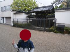  松阪の城下町を歩いていると「三井家発祥の地」を見つけました。雨が降っているので早めに先に進みます。