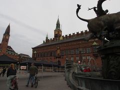 腹ごしらえを終えたので、少し散策します。
コペンハーゲン市庁舎前の広場から目抜き通りのストロイエに向かいます。