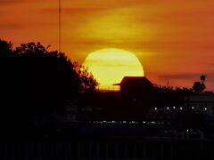 【メコン川の夕陽】

ああああっ.........

近年、歳を取ってくると.....あんまり感動するものが無くなって来ていたのですが...