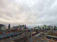 更に北へ西へとジグザグ上っていくとメルボルン北駅に。
高架から線路を見ると沢山のオーストラリア各地に向かう長距離列車が。
