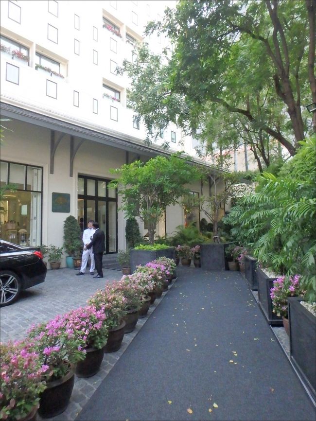 というわけで、(^_^;<br /><br />こちらが正しい目的地の、マンダリン オリエンタル バンコクです。<br /><br />・・しかし、<br /><br />あれ～？？なんだか様子が違うような。。<br /><br />入口って、こっち側で良かったのでしょうか？？