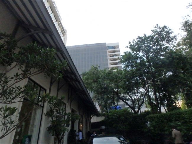 怪訝に思ってスタッフの方に伺ったところ、<br /><br />3月から12月にかけて、大規模な改装を行っている真っ最中とのこと (@_@;<br /><br />なんと！<br />全く知らずに、こりゃまたすごいタイミングの時に来てしまったわ！(>_<)<br /><br />オーサーズウィングとガーデンウィング、フランス料理の「ル・ノルマンディー」などは改装期間中でも営業しているとのことですが、<br /><br />あの豪華で素敵なエントランスロビーの様子を一目見たいと来たのに、立ち入ること叶わず。。<br /><br />改装期間中、アフタヌーンティーでオーサーズ ラウンジを利用する際は、こちらのオーサーズ ウイング入口側からのアクセスのみになるようです。。レセプションも仮のこじんまりしたオフィスがこちら側にで移って、ひっそりとしてました。。行かれる方はご注意ください。