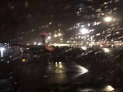 雨の香港国際空港にランディング。
何と50分近く早着です。