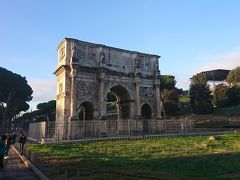 コロッセオの前のコンスタンティヌスの凱旋門です