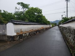 翌日…雨が降らなければレンタサイクルで城下町散策でも、、、なーんてぼんやり考えてましたが、完全に雨
曇りでどうしよう、なんて迷うこともなく、雨、雨、雨＿|￣|○

市内を回るバスもありましたが30分間隔とのことで、それなら歩いたほうが良いかと傘さして歩き始めました
東京にいると、こういう町並み見ないよな
