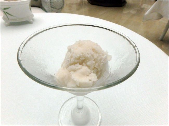 １品目。<br /><br />ココナッツシャーベット。<br /><br />うーん。。美味しくない。ただ冷たいだけ。