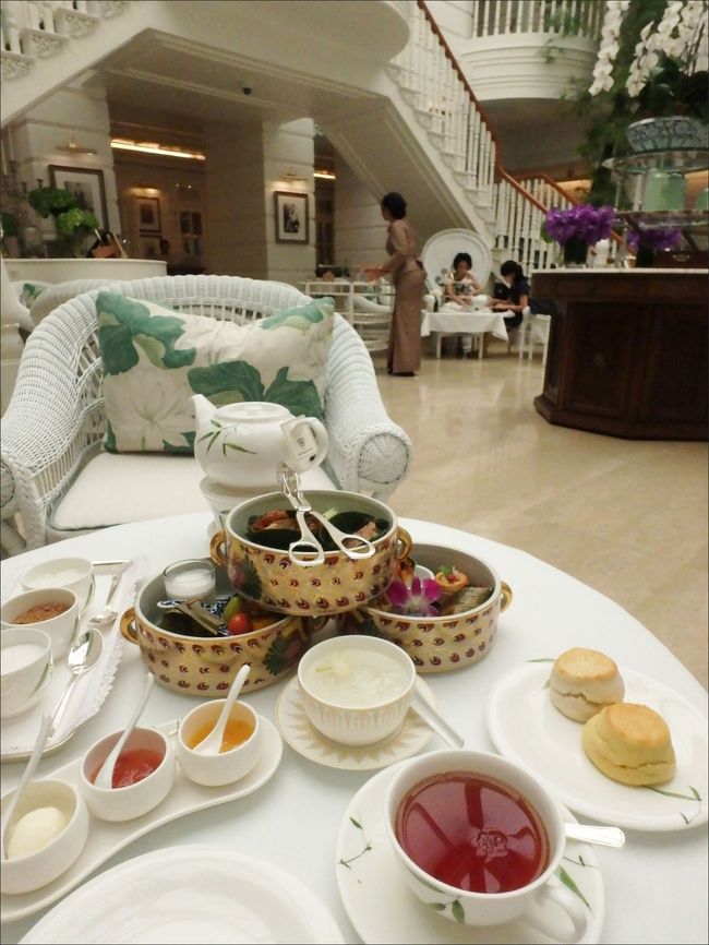 続いてカゴに入った容器が３つと<br /><br />プレーンおよびマンゴー味のスコーンが１個ずつ、出てきたのですが・・