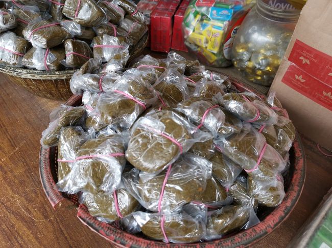 店先にあったもの････何だったかな？･･･と考えているのですが、恐らく「噛みタバコ」の類ではないでしょうか。<br /><br /><br />東南アジア方面ではキンマで石灰をくるんだものを噛みますが、それにも近いものでしょうか。<br /><br />噛みタバコにしても、キンマにしても、口腔がんなど健康にはよろしくありません。<br /><br />私は健康のため、普通の紙巻きタバコにしています･･･なんてね。<br /><br />本来は、イスラム的にはアルコール同様、タバコもご法度ですが、あまり守られていないようです。