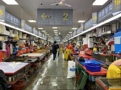 まずは１階で食材の物色