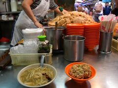 基隆夜市の食べ歩き。
蟹スープとおこわご飯、美味しゅうございます。