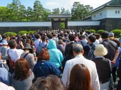 しっかし、桜田門の前に来るとこの人混み。

ここで並ぶのか？？って思ってたら、すぐ皇宮警察の人が先頭で門の中へ集団ごと案内された。