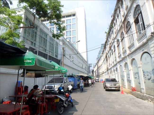 15:45<br /><br />いやはやなんとも・・<br /><br />ほとんど憤慨にも近いレベルの落胆をおぼえつつ、来たときと同じオーサーズウイング側の出口から外に出ました。<br /><br />見学したいと思ってたメインエントランスロビーのほうも行けなかったし、このMOバンコクに関しては、あまりにもタイミングが悪く、なんとも消化不良な体験となってしまいましたが、<br /><br />そのオーサーズウイング側出口の道路を隔てた反対側に建っていた、